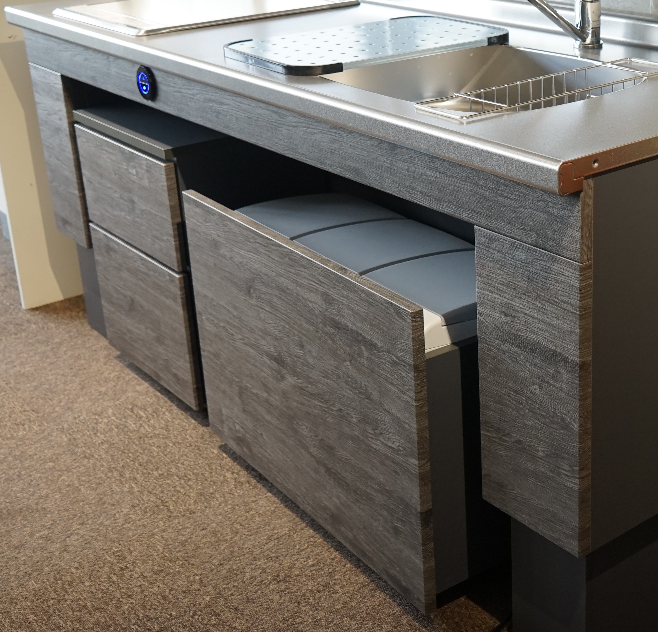 JUST　～電動昇降キッチン～